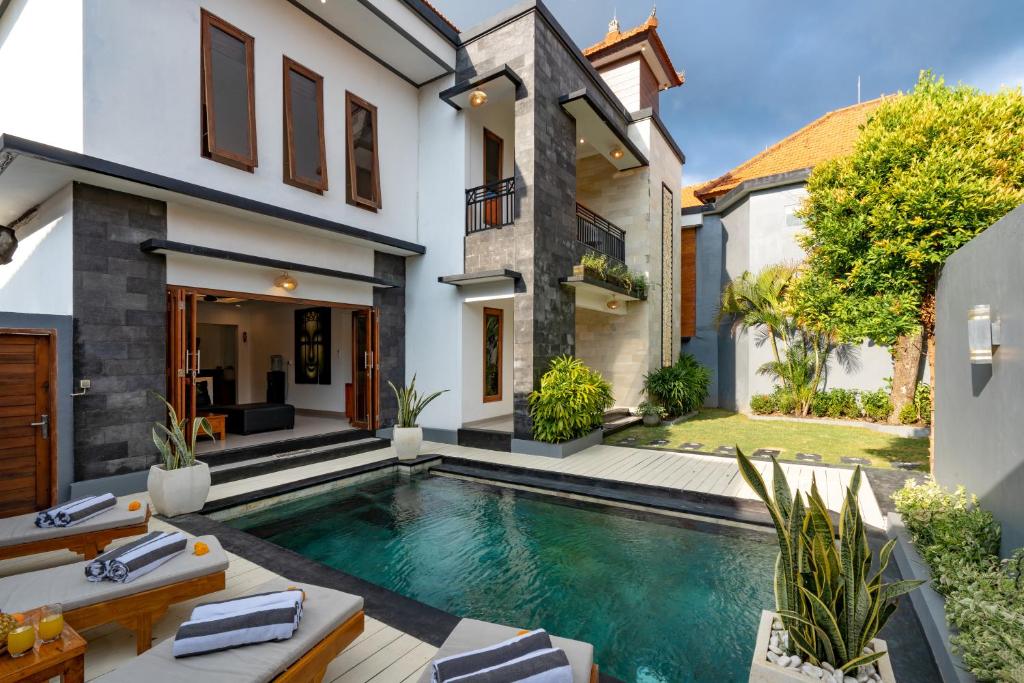 Spacious Villa with Private Beach Access