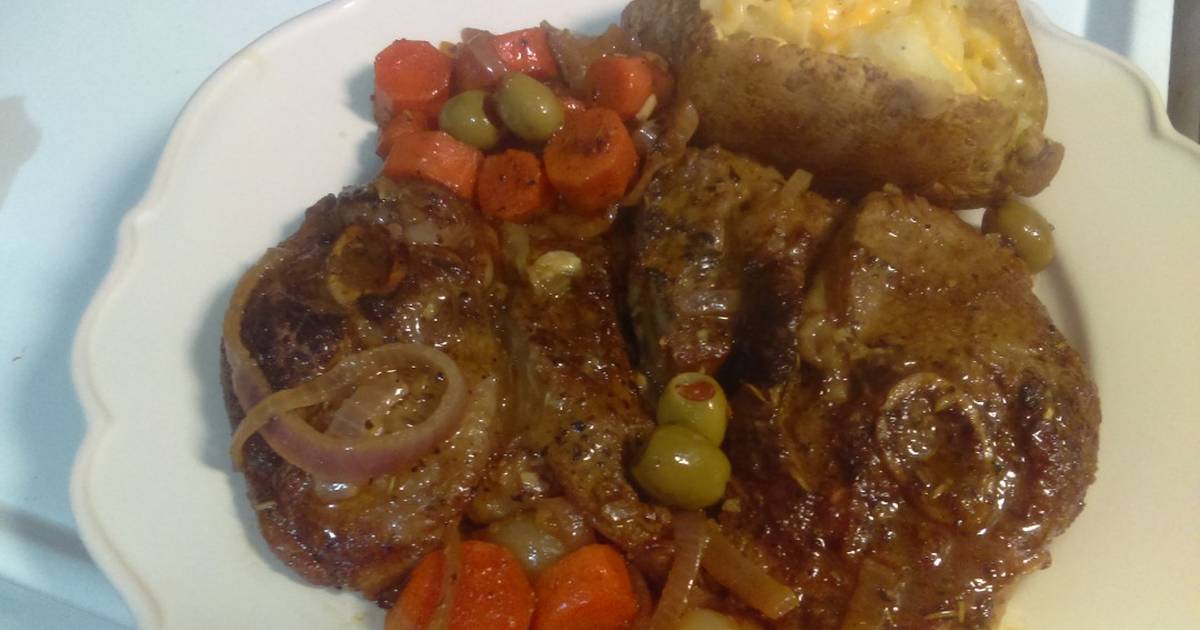 Chuletas de cordero a la brasa con salsa de romero y limón