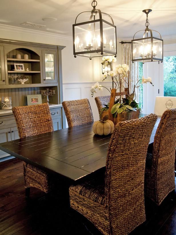 Coastal-Inspired Kitchen with Diner Booth