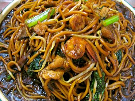 Tallarines salteados con langostinos y verduras