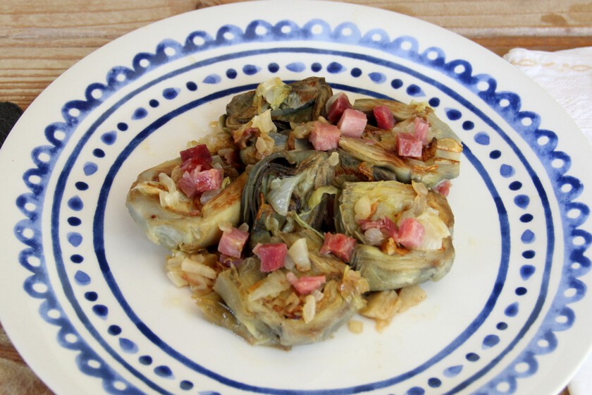 Alcachofas a la plancha con jamón y ajo