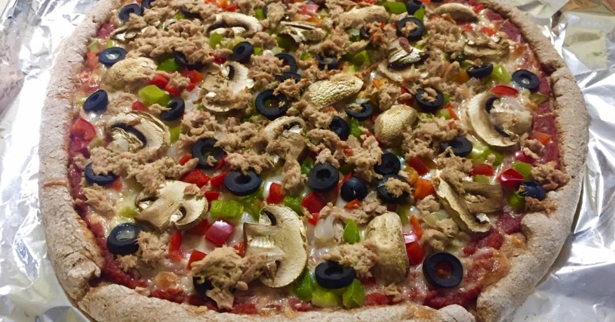 Pizza de atún y cebolla roja con champiñones