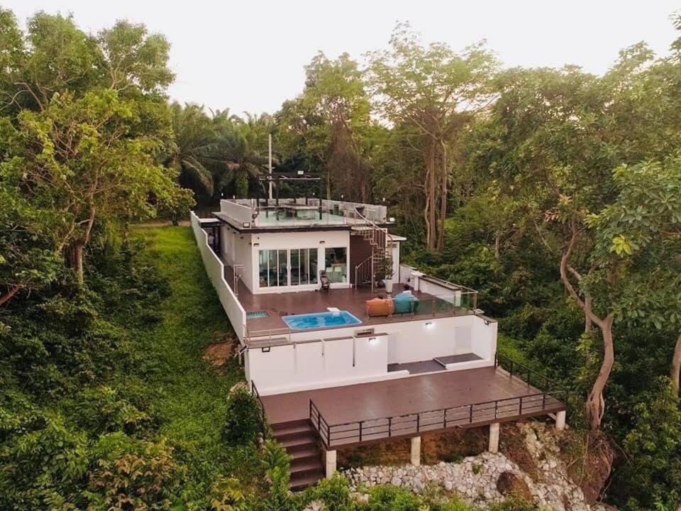 Villa with Private Jacuzzi and Sea Views
