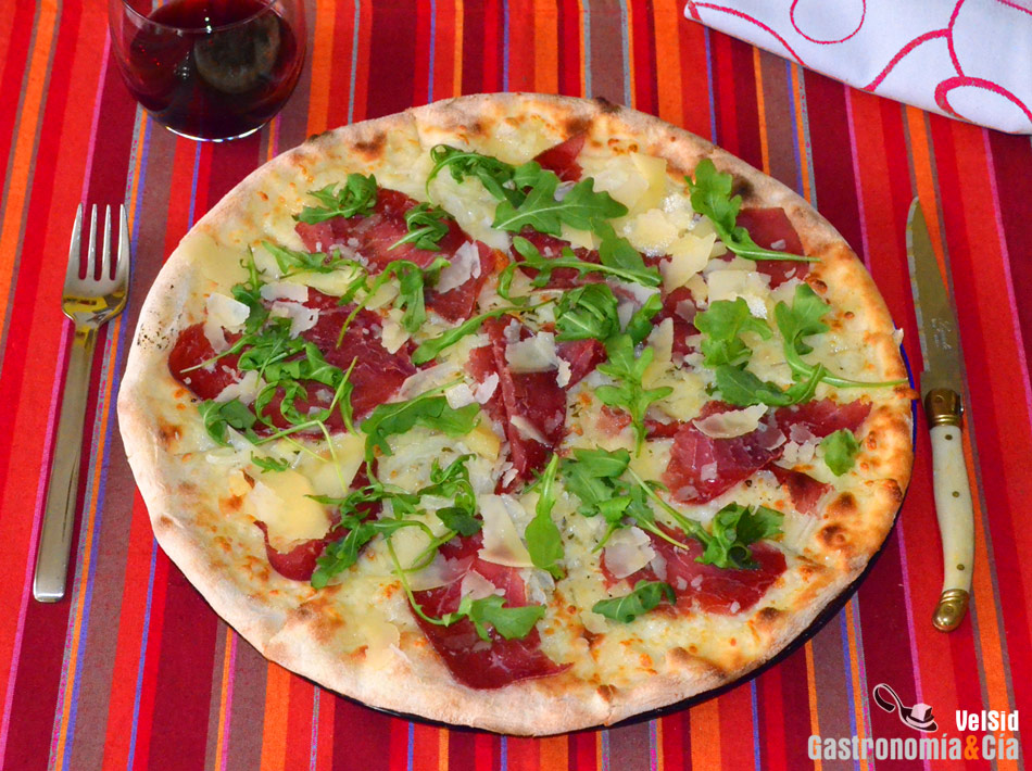 Pizza de bresaola y rúcula con parmesano