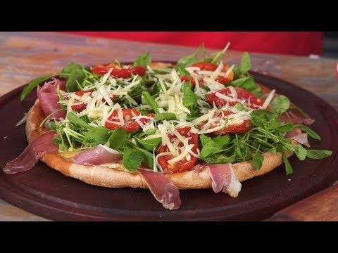Pizza de jamón y rúcula con masa de pan pita