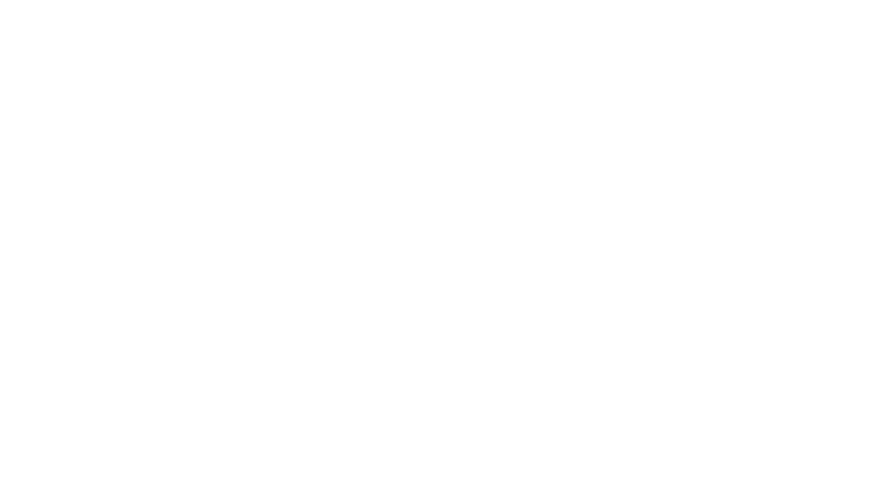 Pizza de salami y aceitunas verdes con alcaparras y pesto