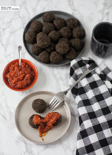 Albóndigas de berenjena en salsa de tomate y albahaca