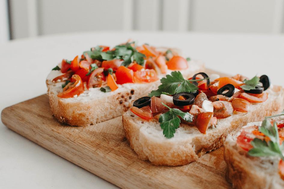Bruschetta de pesto y mozzarella