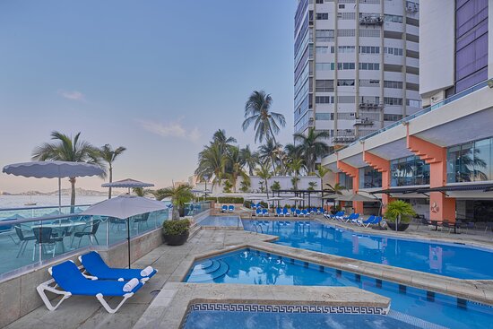 Experience Acapulco's Vibrant Nightlife