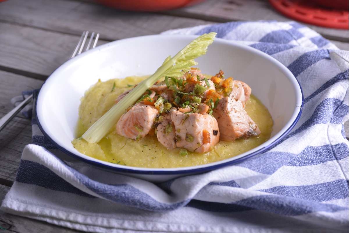 Polenta con salmón y espárragos