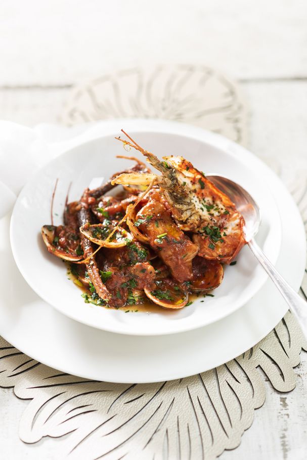 Cioppino de cangrejo con salsa de tomate picante