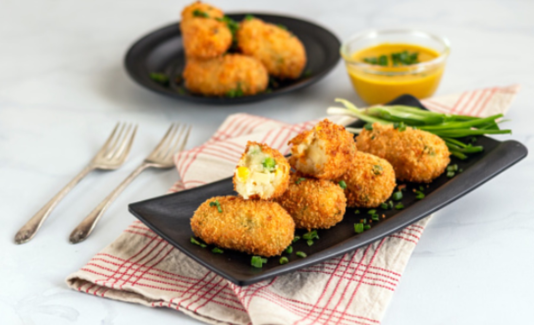 Croquetas de pollo con salsa de mostaza