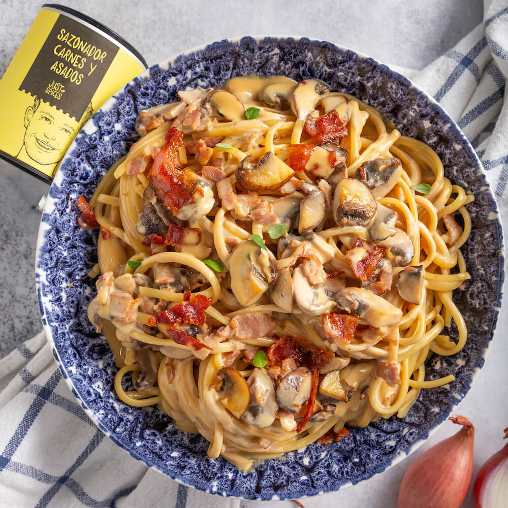 Tagliatelle con salsa de setas y bacon