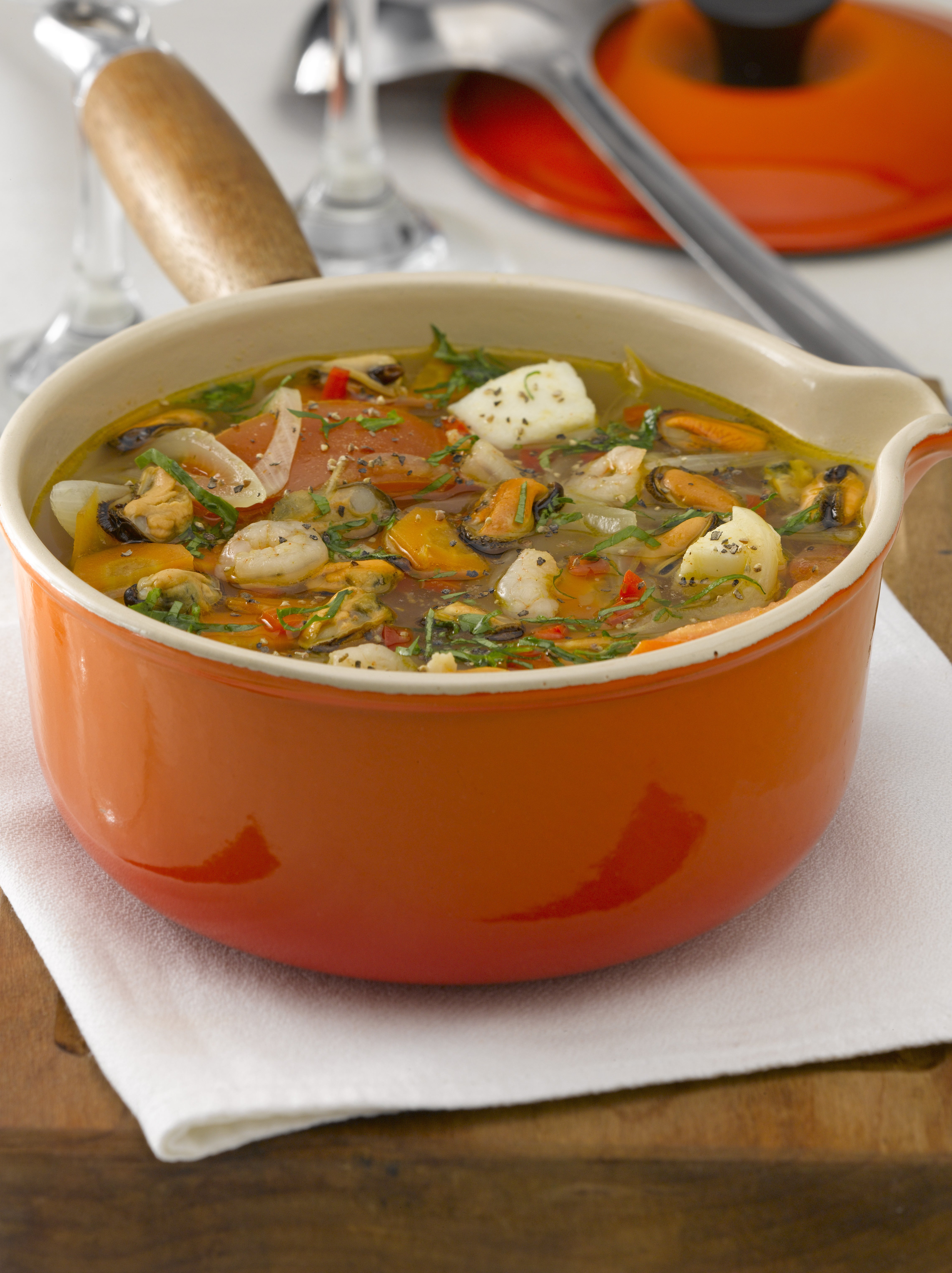 Sopa de mariscos con vino blanco