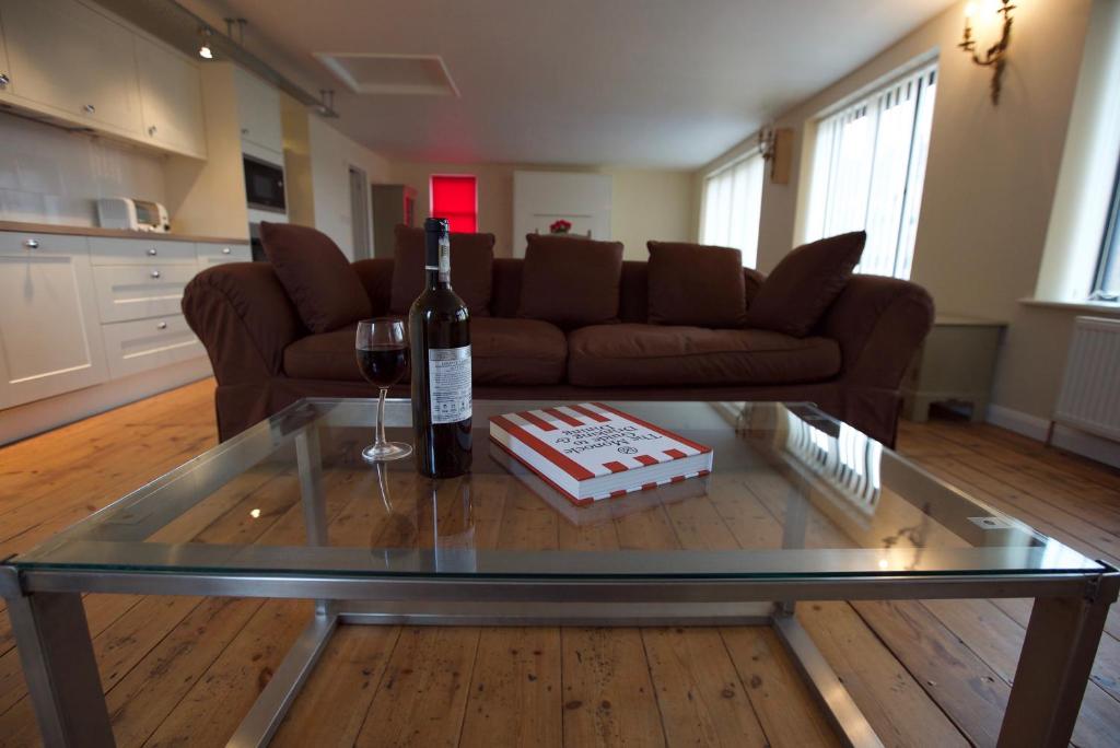 Spacious Apartment with Seafront Terrace