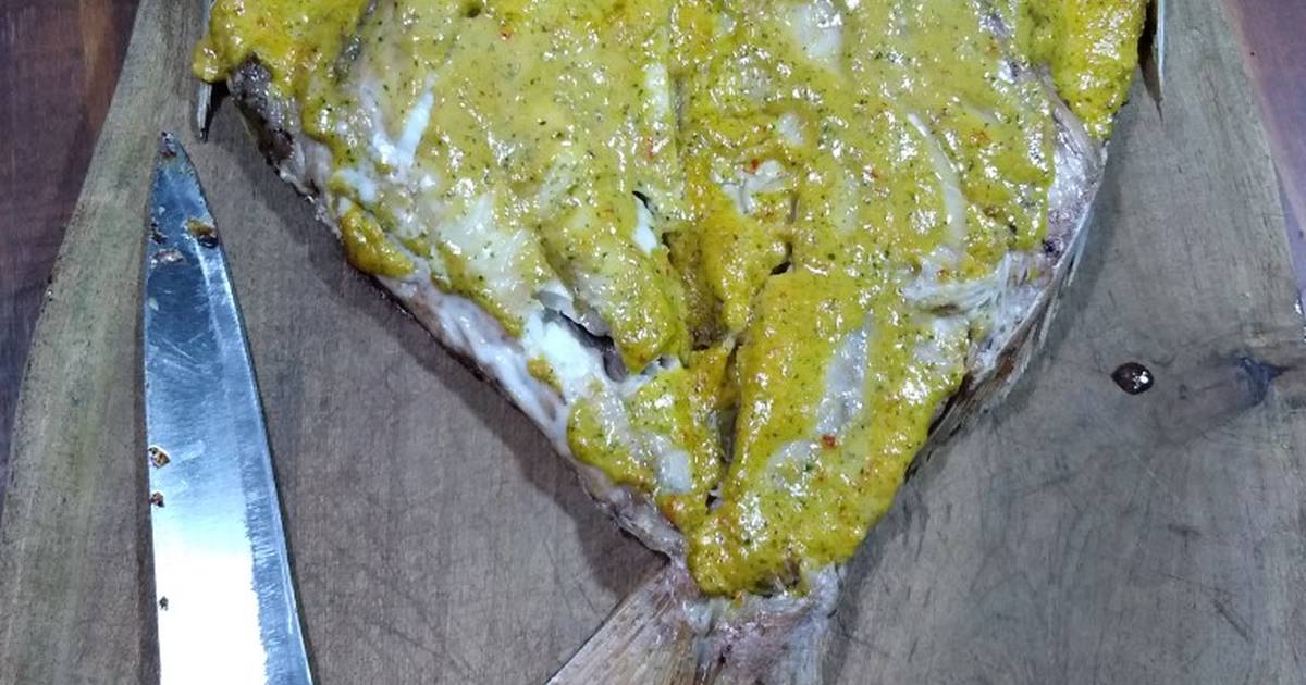 Besugo a la parrilla con salsa de vino blanco y limón