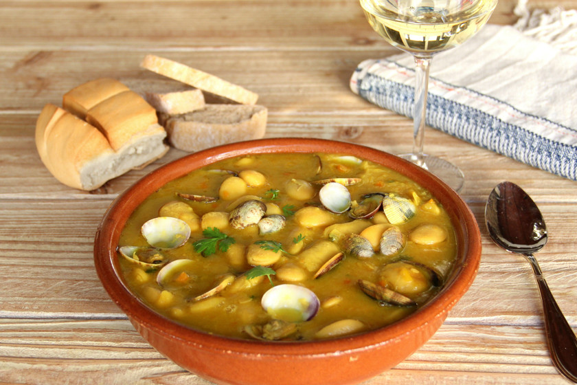 Receta fácil de Pochas con almejas y verduras