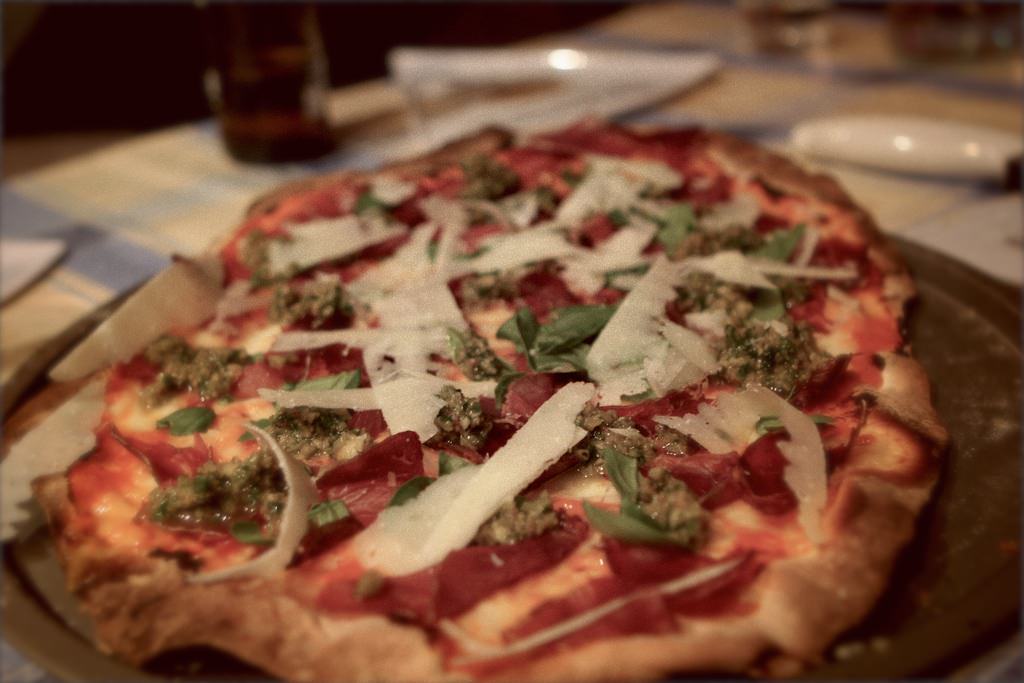 Pizza de bresaola y aceitunas