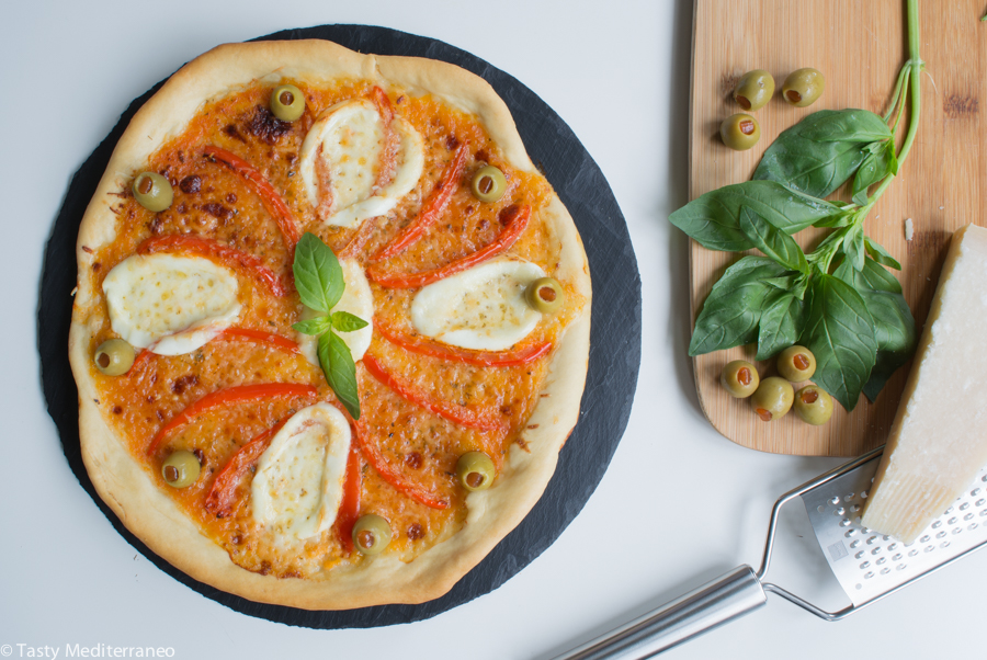 Pizza Margherita con pimientos