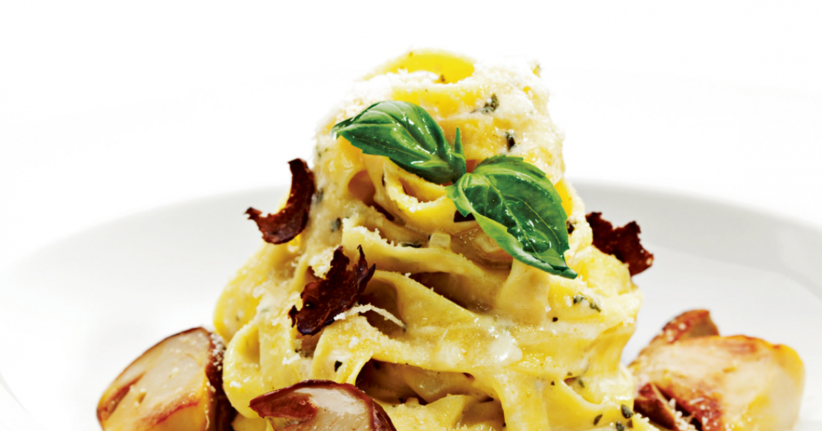Tagliatelle con salsa de setas y trufa