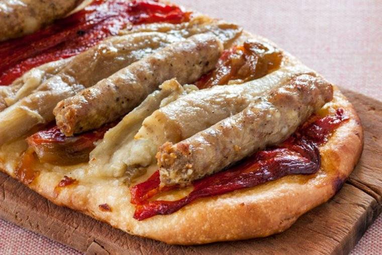 Coca de recapte con anchoas y aceitunas