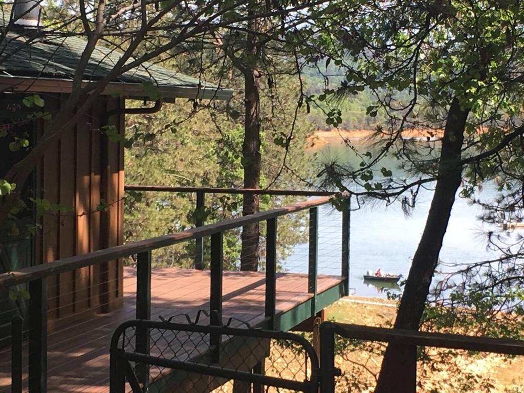 Lakeshore Retreat
