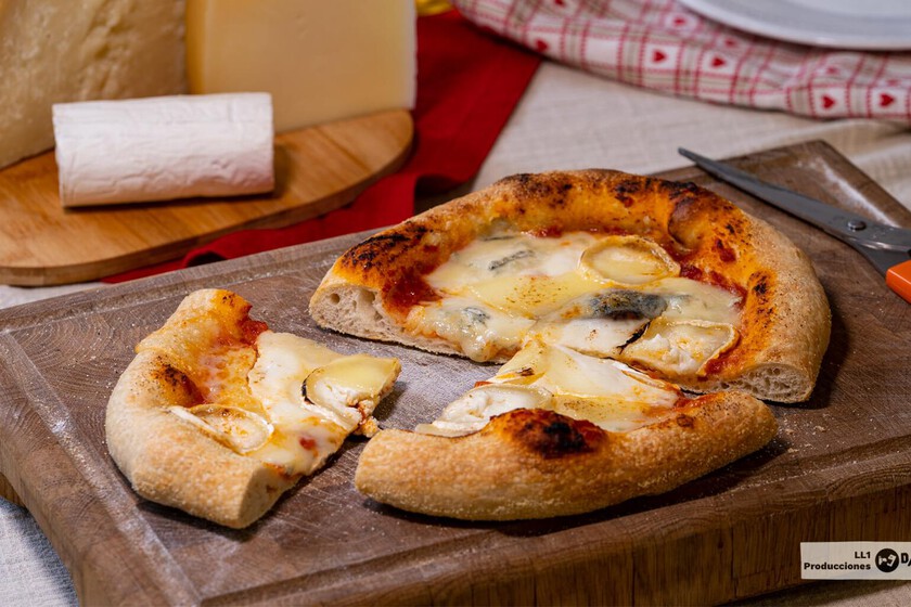 Pizza Napolitana con cuatro quesos