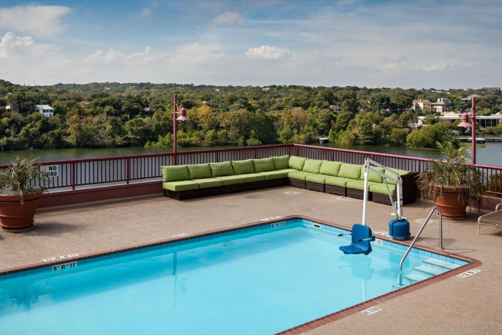 Towne Lake Inn