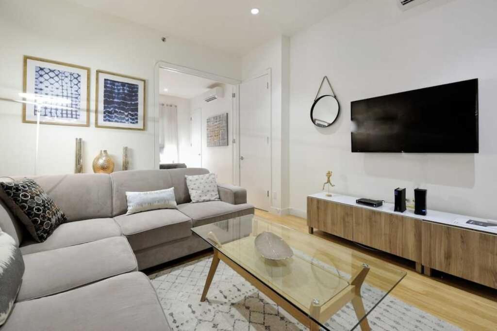 Quaint Townhouse in Times Square