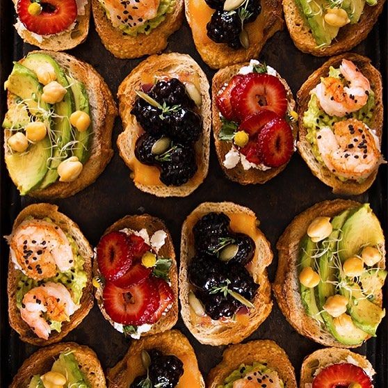 Bruschetta de camarones y aguacate