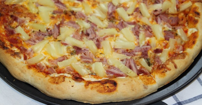 Pizza de jamón y piña con robot de cocina