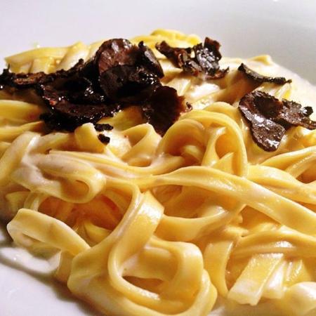 Pizza Caprese con anchoas