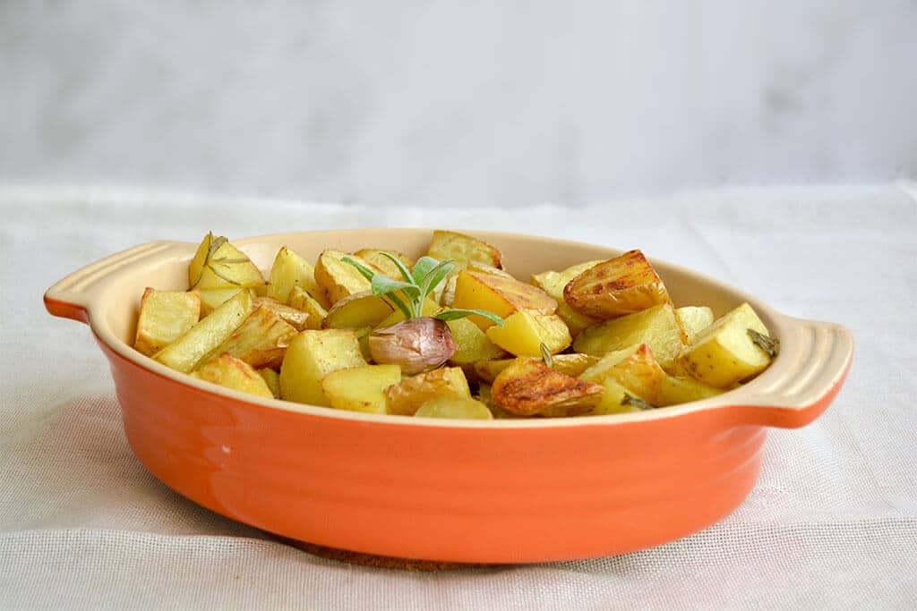 Patatas al horno con romero y salvia