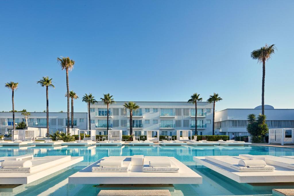 Blue White Club Hotel
