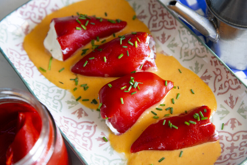 Pimientos del piquillo rellenos de queso de cabra con hierbas frescas