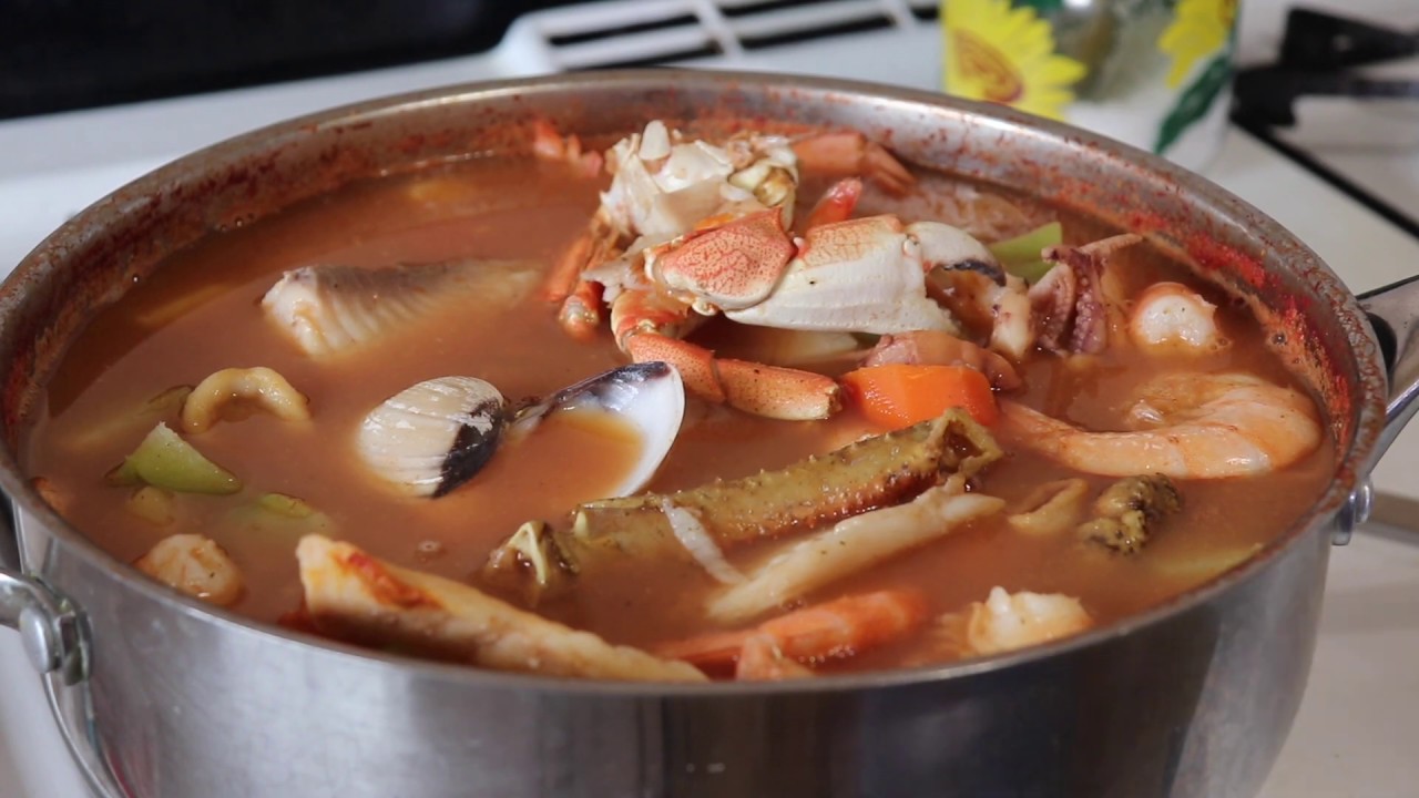 Sopa de mariscos con toque español