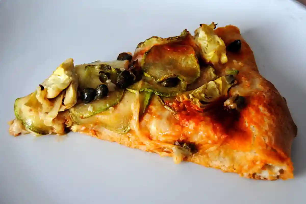 Pizza de aceitunas y alcaparras con masa de calabacín en Thermomix