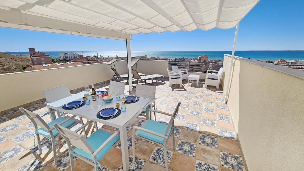Spacious Penthouse with Panoramic Views