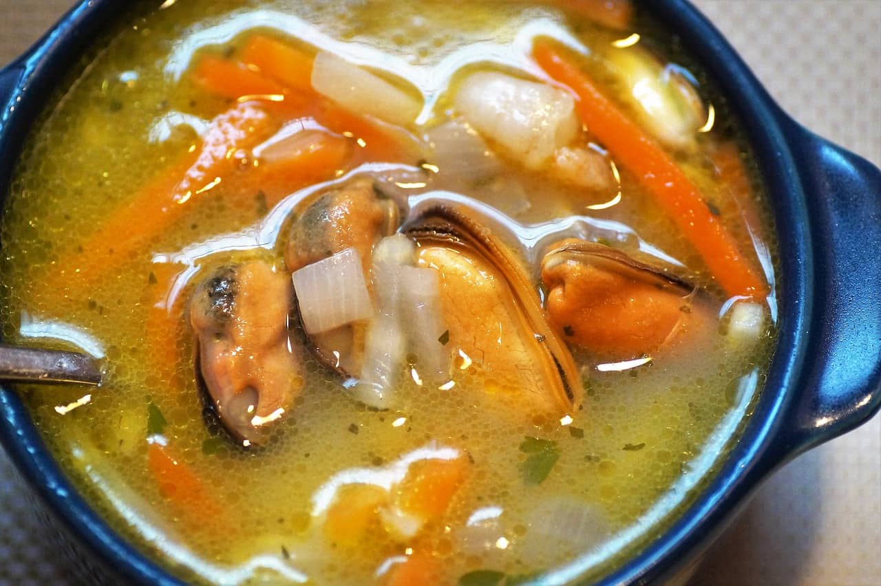 Sopa de mariscos con limón