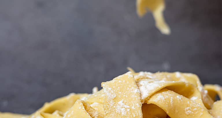 Tagliatelle con salsa de setas y panceta
