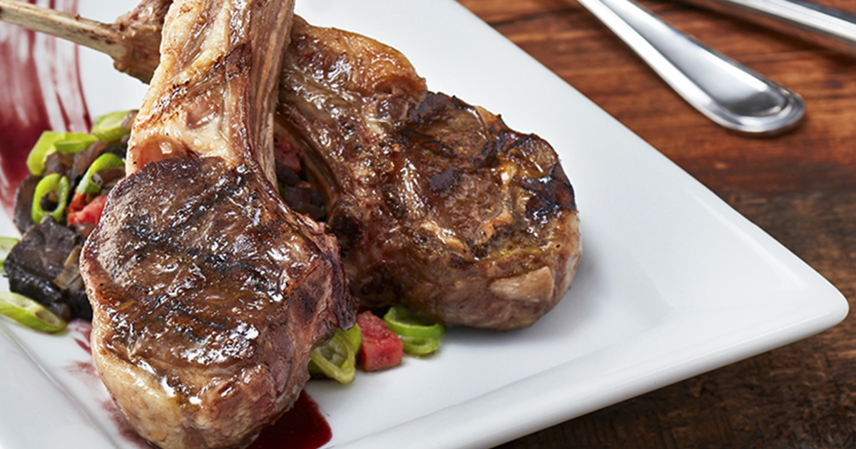 Chuletas de cordero a la brasa con salsa de champiñones
