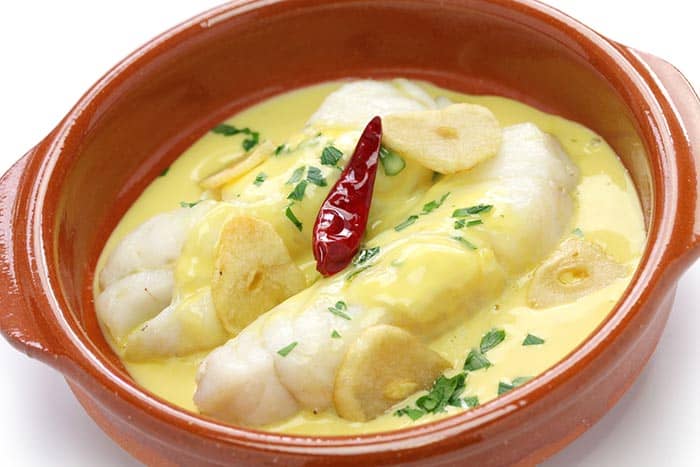 Pimientos del piquillo rellenos de bacalao en salsa verde: una receta tradicional