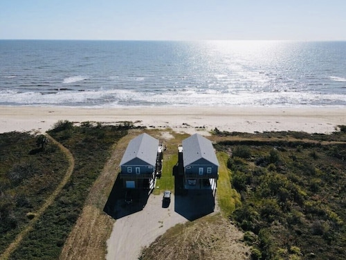 Gourmet Getaway at Beachfront Oasis