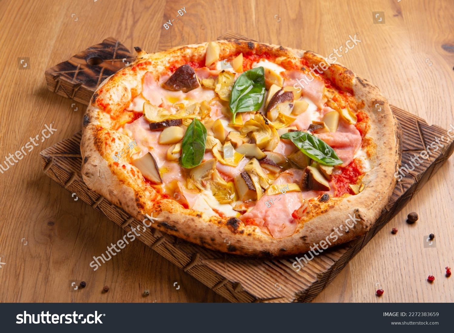 Pizza de cotto, setas y alcachofas