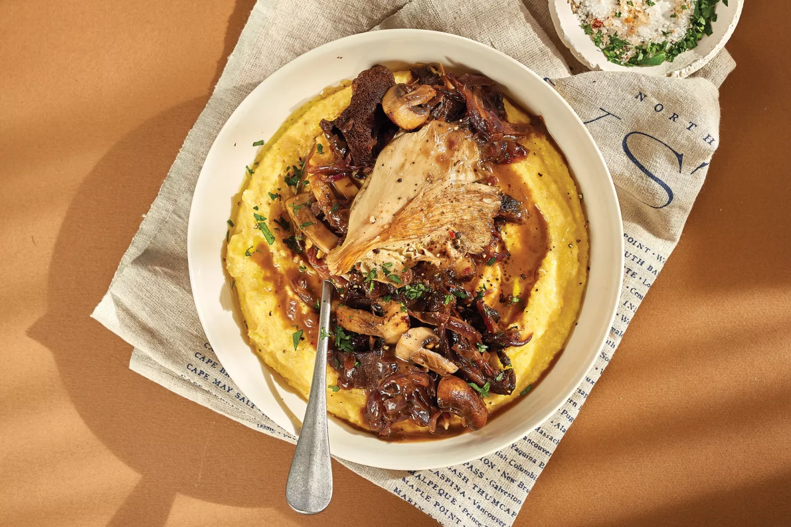 Polenta con hongos y queso de cabra