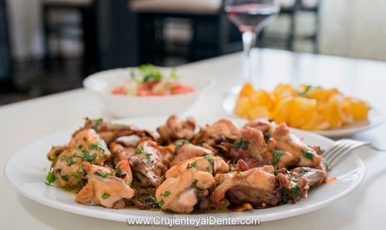 Conejo al ajillo con pimientos