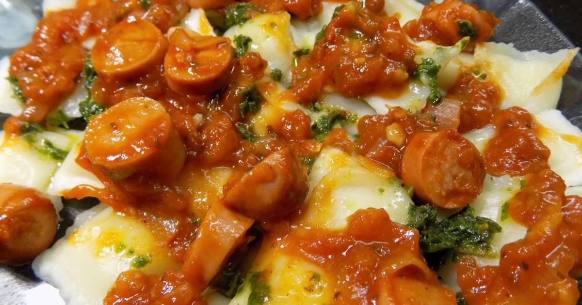Ravioli con salsa de tomate y salchicha