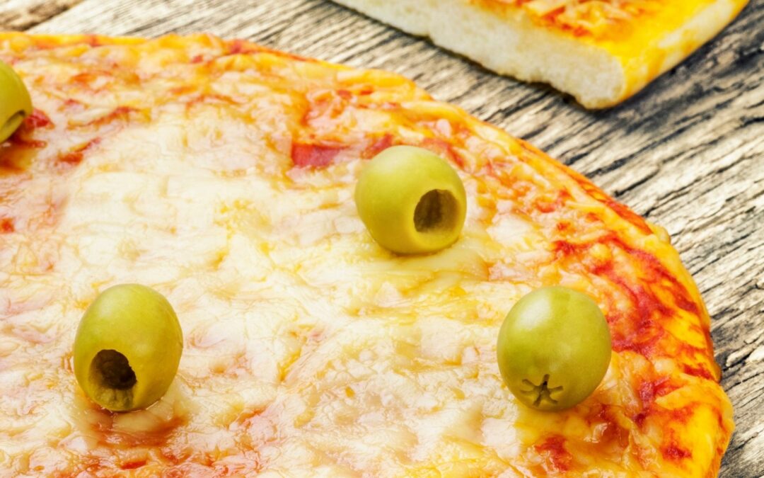 Pizza de aceitunas y alcaparras con masa de garbanzos