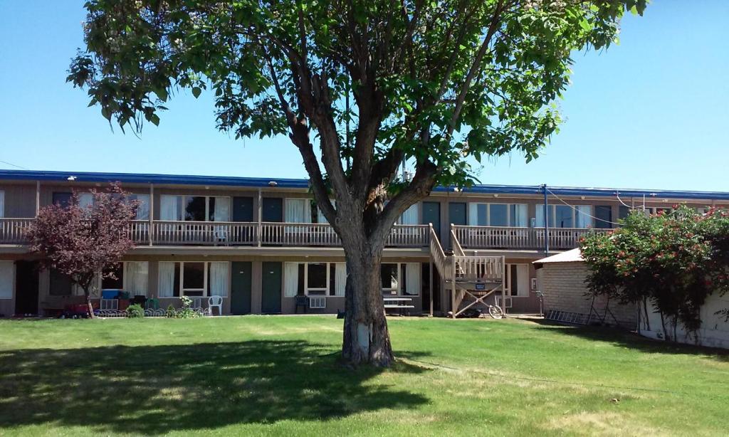 Lake Oasis Hotel