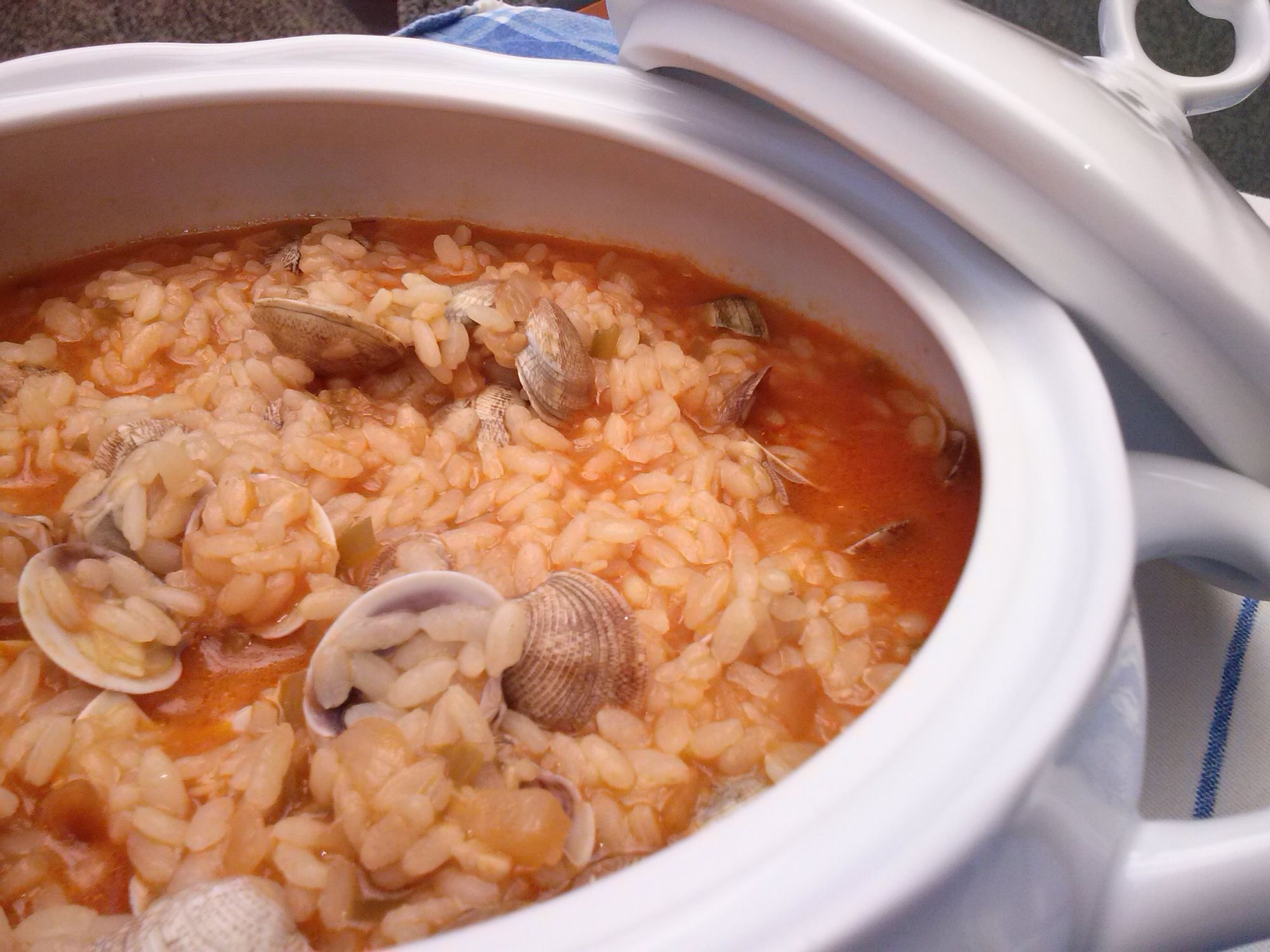 Arroz con almejas y tomate